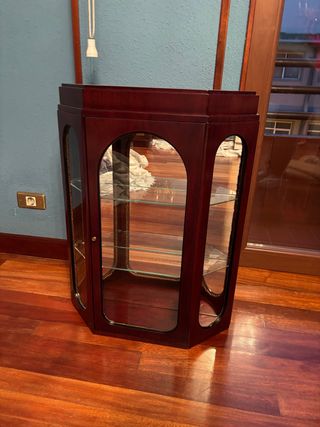 Vitrina de madera con puertas de cristal