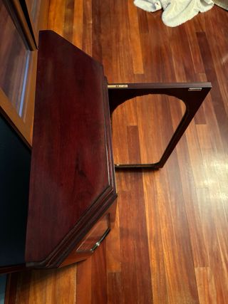 Vitrina de madera con puertas de cristal