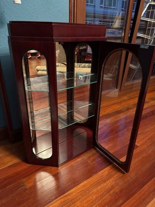 Vitrina de madera con puertas de cristal