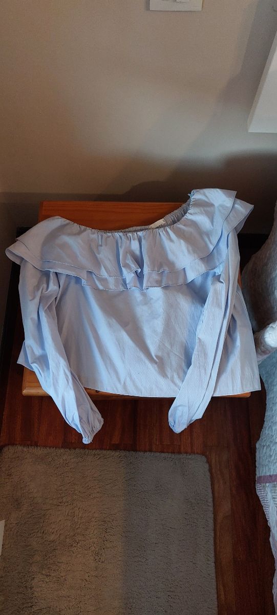 Blusa azul con volantes