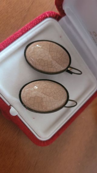 Orecchini ovali beige con dettagli oro