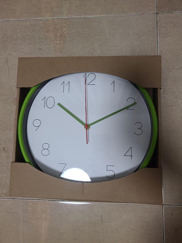 Reloj de pared verde y blanco