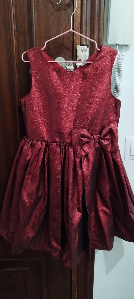 Vestido rojo brillante con lazo