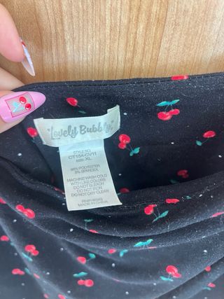 Top corto con estampado de cerezas negro talla L