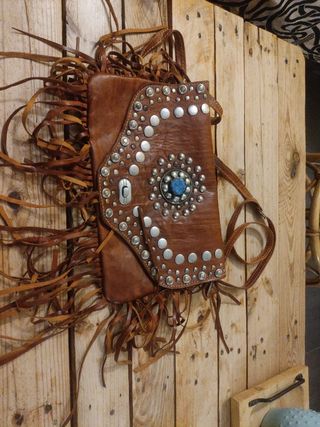 Bolso de piel con flecos y tachuelas