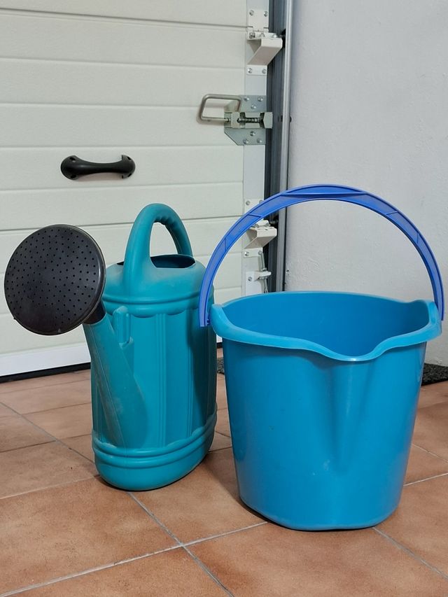 Regadera y Cubo Azul