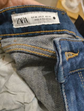 Pantalón vaquero Zara tiro medio talla 36. 
