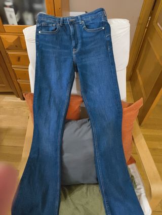 Pantalón vaquero Zara tiro medio talla 36. 
