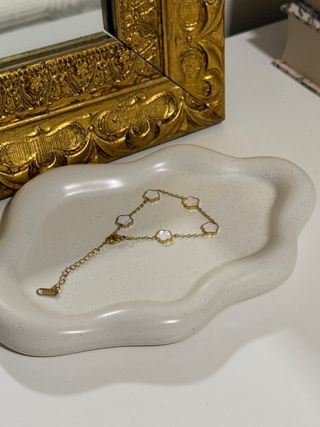 Pulsera dorada con tréboles blancos acero inoxidab