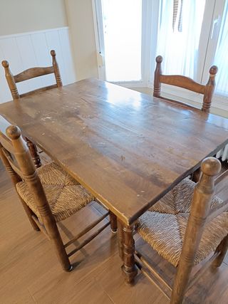 Mesa + 10 sillas de madera robustas de calidad.