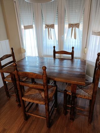 Mesa + 10 sillas de madera robustas de calidad.
