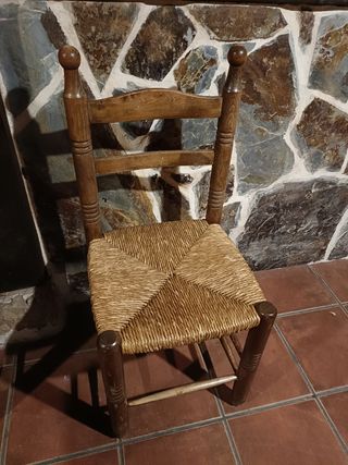 Mesa + 10 sillas de madera robustas de calidad.