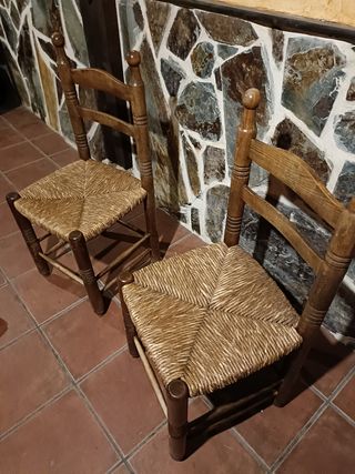 Mesa + 10 sillas de madera robustas de calidad.