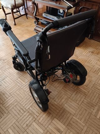 Silla de ruedas eléctrica plegable. Muy sólida.