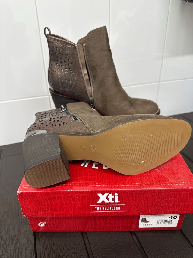 Botines Xti tacón grueso marrón talla 40