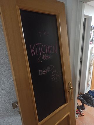 Puerta de madera con cristal (vinilo negro)