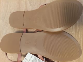 Sandalias rosas y marrones