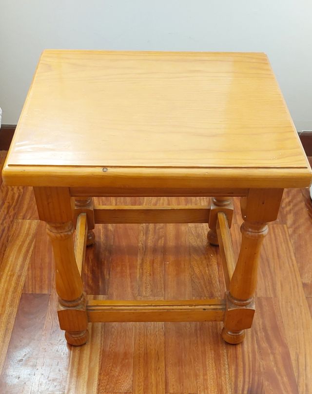 Mesita auxiliar de madera clara