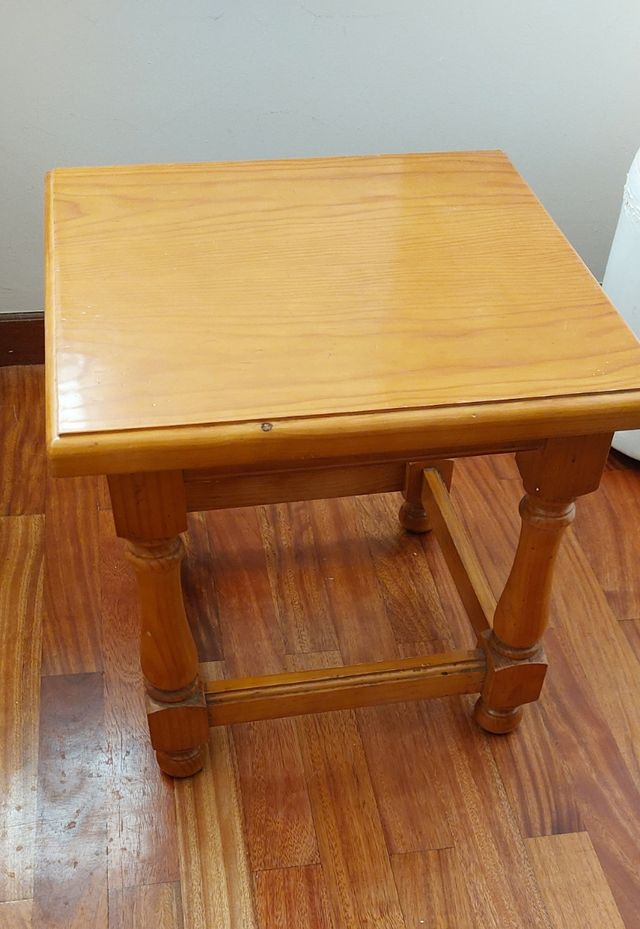 Mesita auxiliar de madera clara