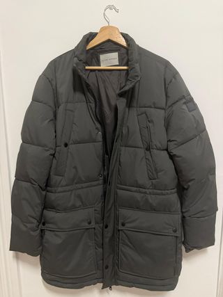 Parka plumífero Alvaro Moreno gris.