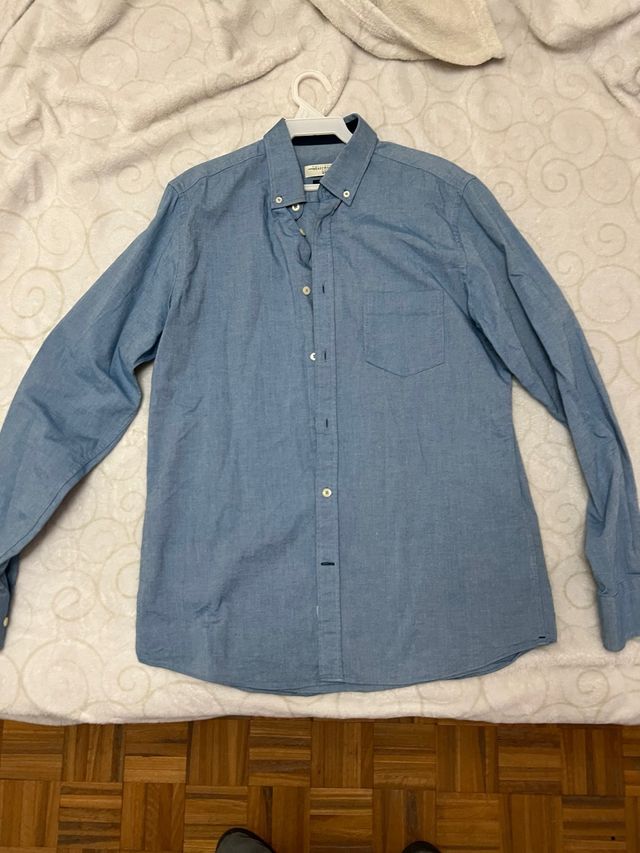 Camisa azul de manga larga. Talla M. Muy poco uso.