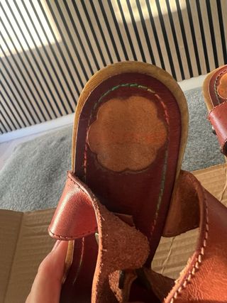 Sandalias de tacón de madera y piel  marrones.