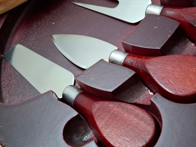 Tabla de quesos con 4 utensilios