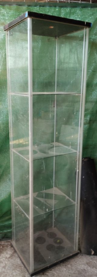 Estantería de cristal y metal
