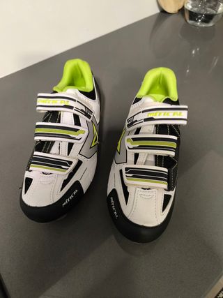 Zapatillas MÍTIC spinning verde y blanco