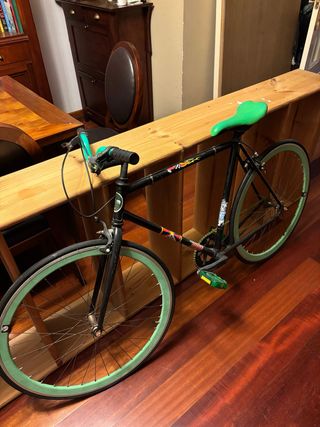 Bicicleta Fixie Negra con Ruedas Verdes