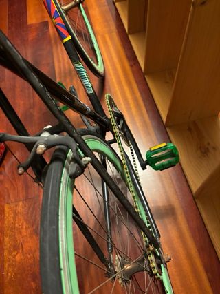 Bicicleta Fixie Negra con Ruedas Verdes