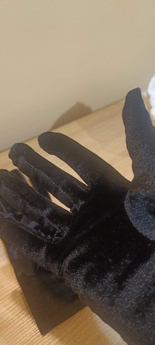 Guantes de terciopelo negros