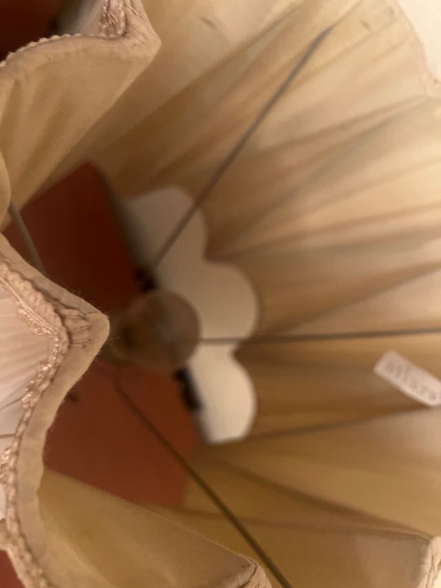 Lámpara de mesa antigua dorada