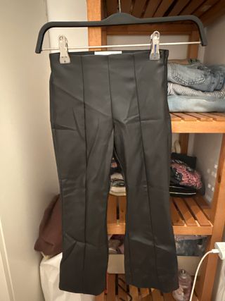 Pantalón Zara efecto piel negro talla 5/6
