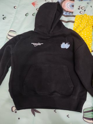 Sudadera Negra y cazadora verde oscura. 15euro 