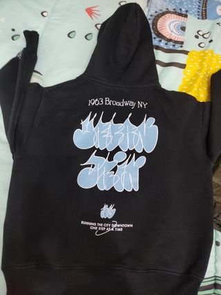 Sudadera Negra y cazadora verde oscura. 15euro 