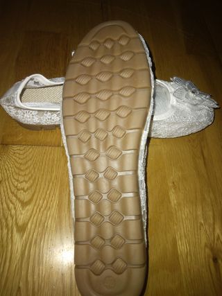 Bailarinas blancas transparentes con flor