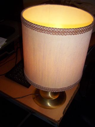 Lampada da tavolo in ottone con paralume beige