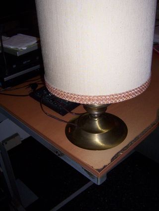 Lampada da tavolo in ottone con paralume beige
