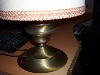 Lampada da tavolo in ottone con paralume beige