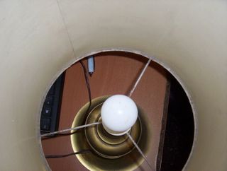 Lampada da tavolo in ottone con paralume beige