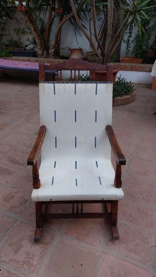 Mecedora antigua de madera y tela