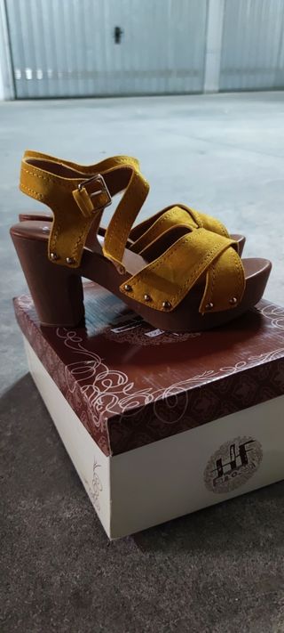 Sandalias de tacón amarillas y marrones