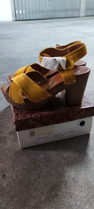 Sandalias de tacón amarillas y marrones