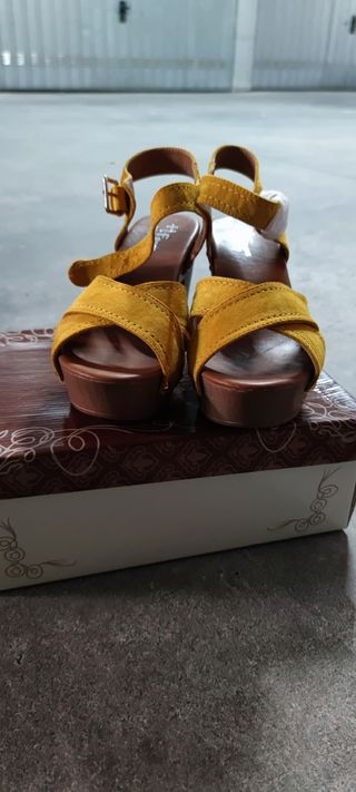 Sandalias de tacón amarillas y marrones