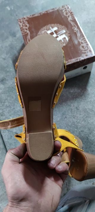 Sandalias de tacón amarillas y marrones