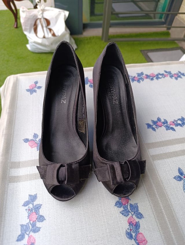 Zapatos de tacón negros con lazo