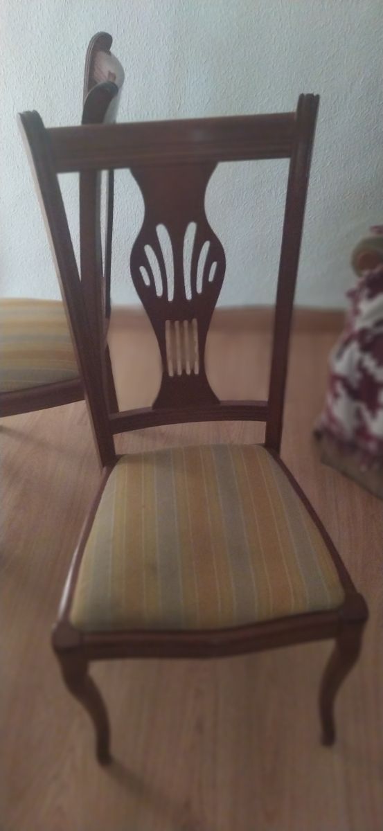 Juego de 4 sillas de comedor de madera