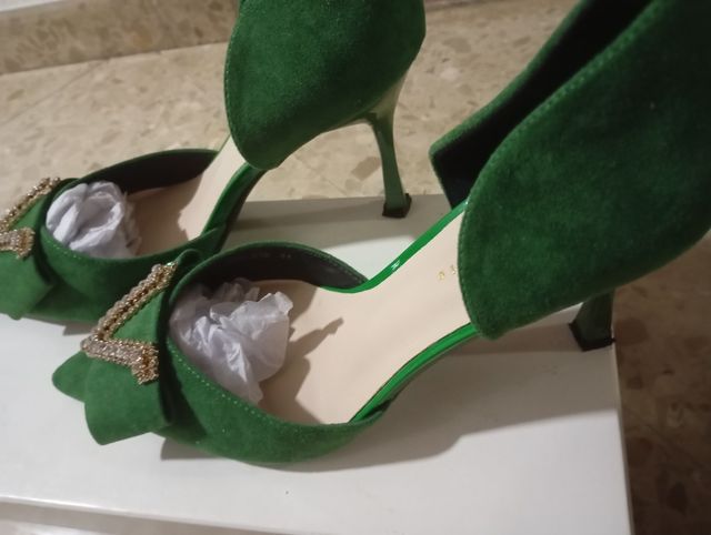 Zapatos de vestir verdes con pedrería