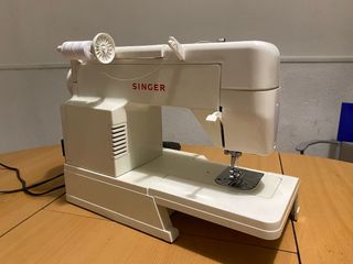 Máquina de coser Singer blanca